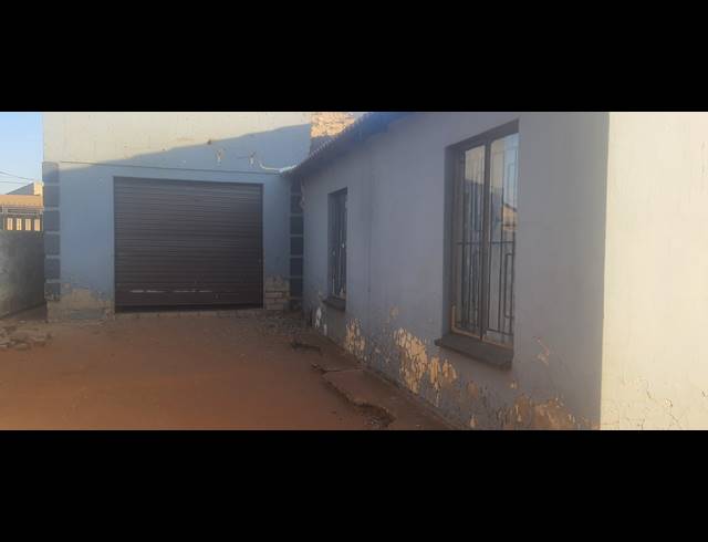 3 BEDROOM FREEHOLD FOR SALE IN LEACHVILLE EXT 3